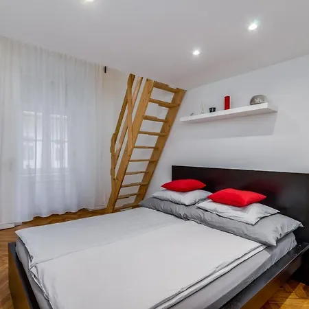 Apartment Little Cola In Dohany Street With Ac *