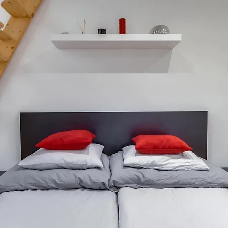 Little Cola In Dohany Street With Ac *